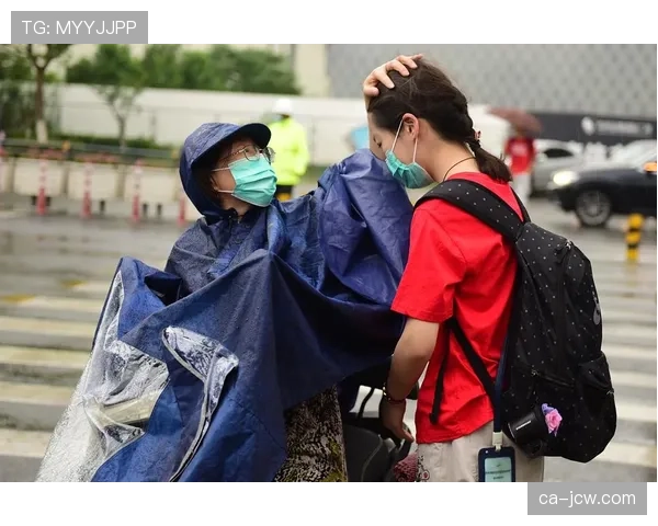 雨中温情，弗罗西诺内球迷向远征的卡利亚里球迷赠送雨衣